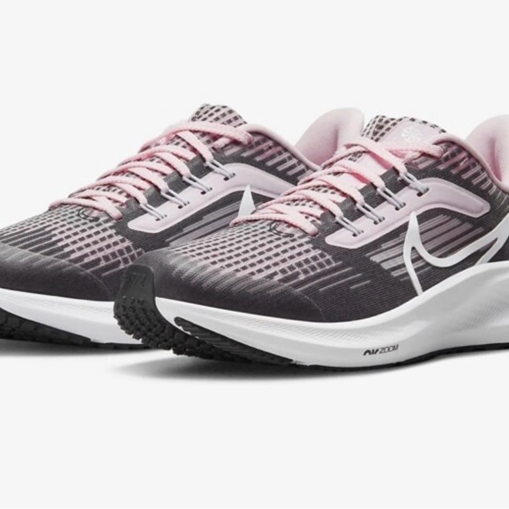 Nike Kids Sneakers in Pink and Black